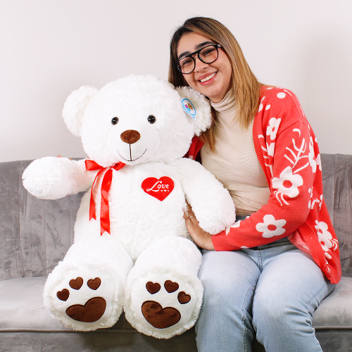 Oso de peluche blanco con corazón rojo, tierno y suave, ideal para regalos y venta en mayoreo