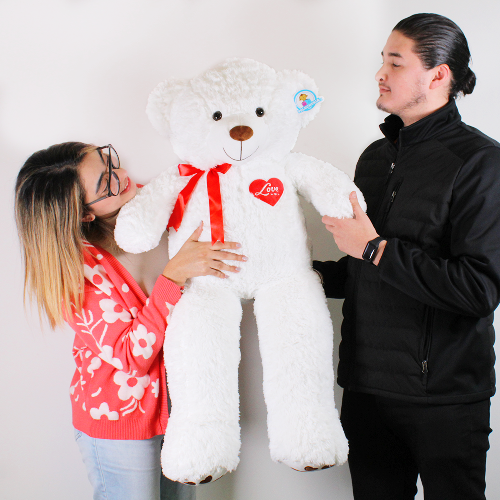 Oso de peluche blanco con corazón rojo, tierno y suave, ideal para regalos y venta en mayoreo