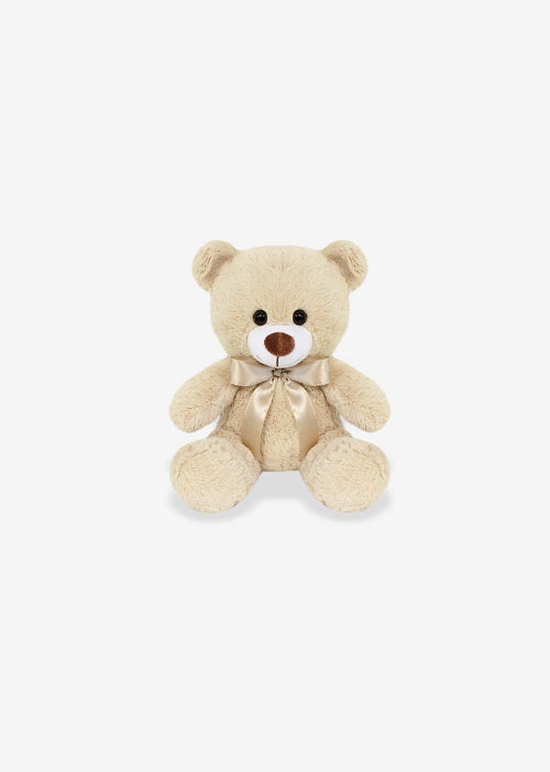 Oso de peluche color café, de felpa suave, sentado y con moño, ideal para regalo.