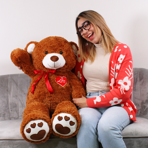 Oso de peluche café con corazón rojo, suave y tierno, ideal para regalar y venta en mayoreo