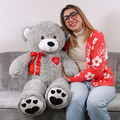 Oso de peluche gris con corazón rojo, suave y romántico, ideal para regalo y venta en mayoreo.