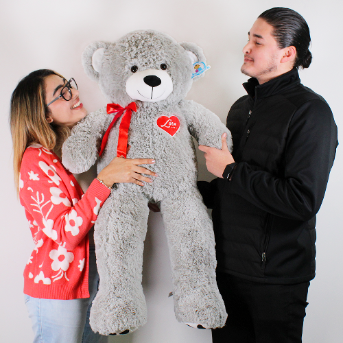 Oso de peluche gris con corazón rojo, suave y romántico, ideal para regalo y venta en mayoreo.