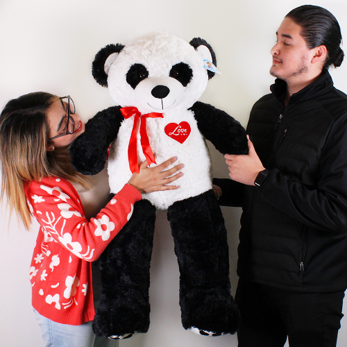 Panda de peluche con corazón rojo, ideal para regalar, disponible para venta en mayoreo.