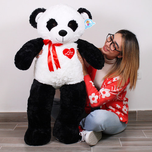Panda de peluche con corazón rojo, ideal para regalar, disponible para venta en mayoreo.