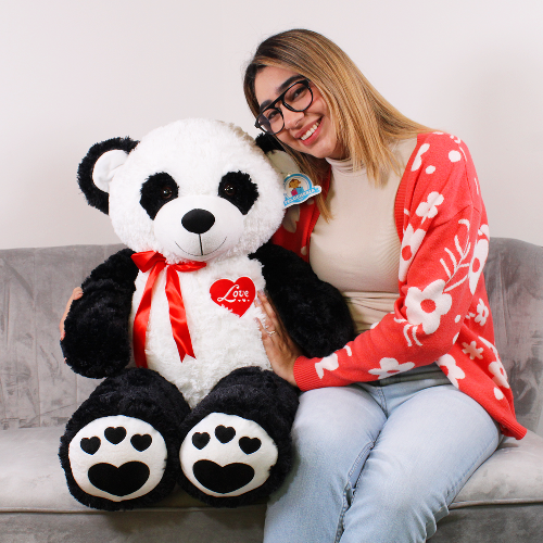 Panda de peluche con corazón rojo, ideal para regalar, disponible para venta en mayoreo.