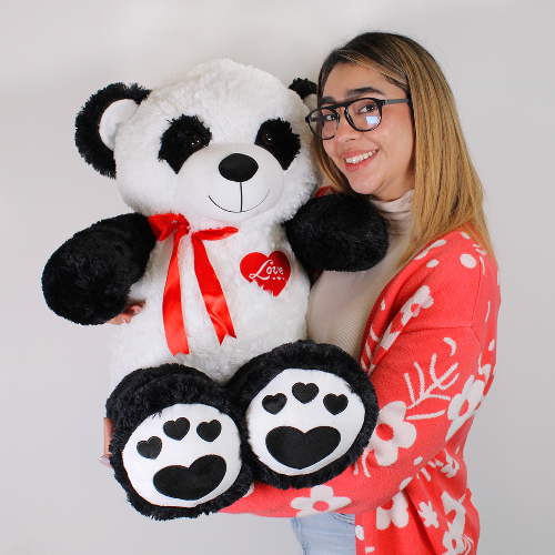 Panda de peluche con corazón rojo, ideal para regalar, disponible para venta en mayoreo.