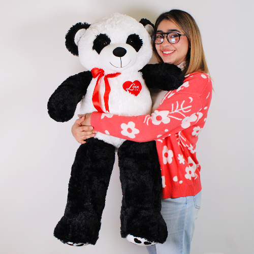 Panda de peluche con corazón rojo, ideal para regalar, disponible para venta en mayoreo.