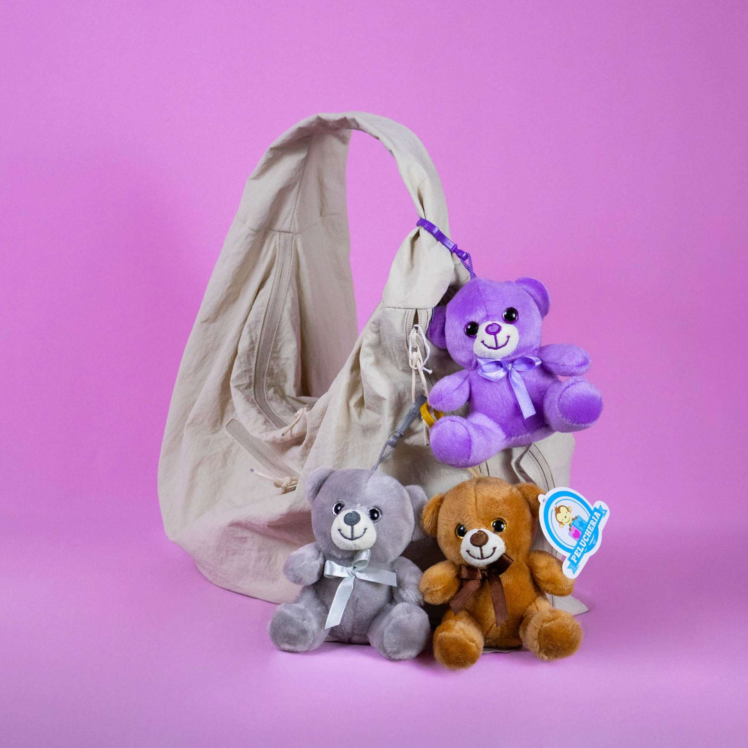 Set de 12 Piezas Llavero de peluche Osito Baby 12 cm - Pelucheria
colores café, gris, rosa y azul. Llaveros de peluche coleccionables