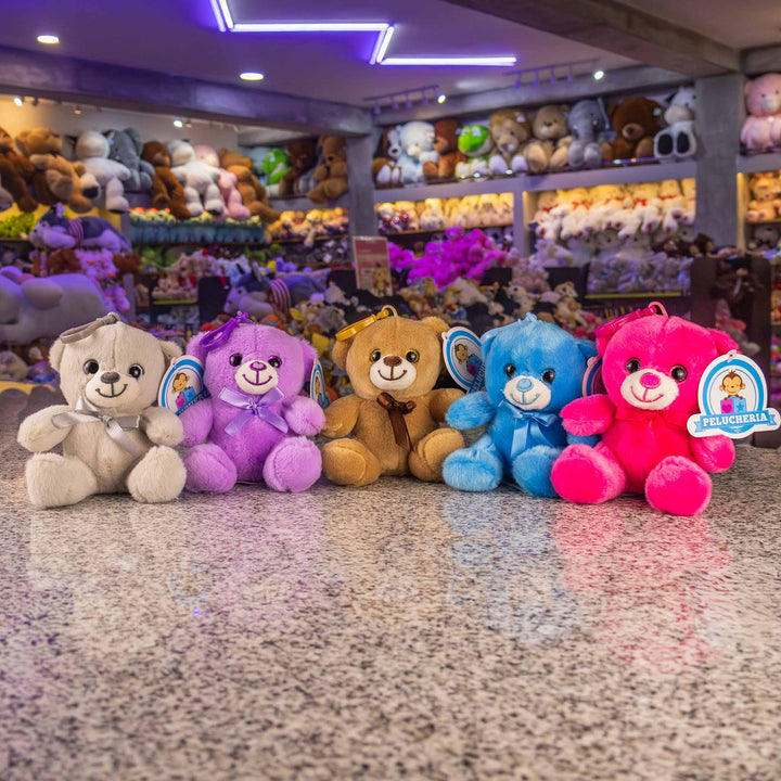 Set de 12 Piezas Llavero de peluche Osito Baby 12 cm - Pelucheria
colores café, gris, rosa y azul. Llaveros de peluche coleccionables