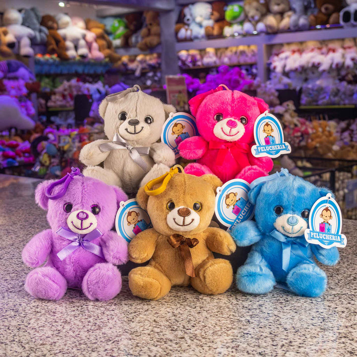 Set de 12 Piezas Llavero de peluche Osito Baby 12 cm - Pelucheria
colores café, gris, rosa y azul. Llaveros de peluche coleccionables