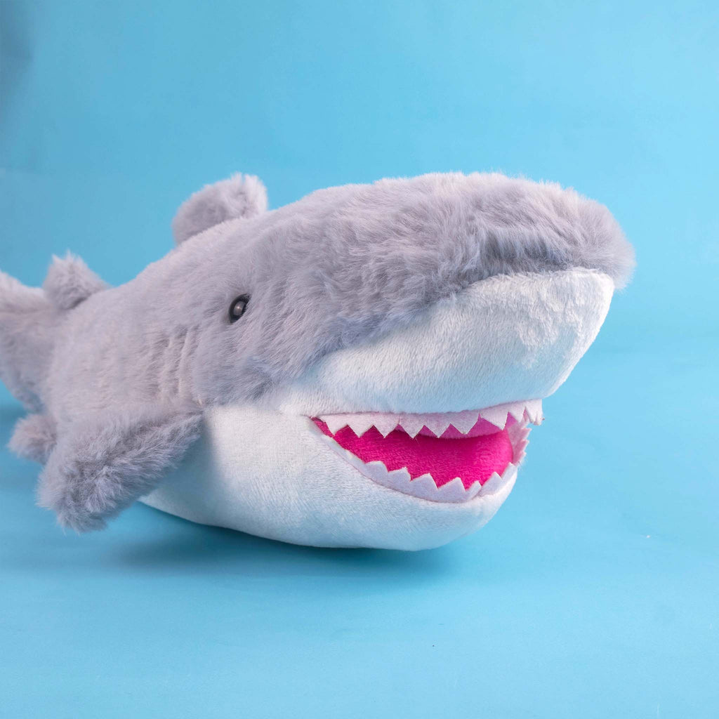 Tiburón de peluche  con detalles brillantes. Ideal para distribuidores. Variedad y materiales de calidad