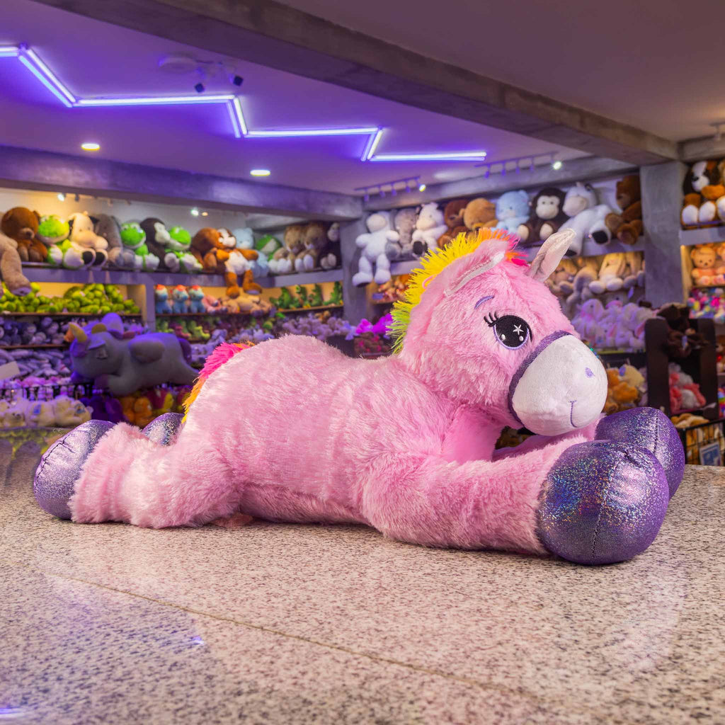 Unicornio de peluche gigante, color rosa con detalles brillantes. Ideal para tiendas de regalos y mayoristas