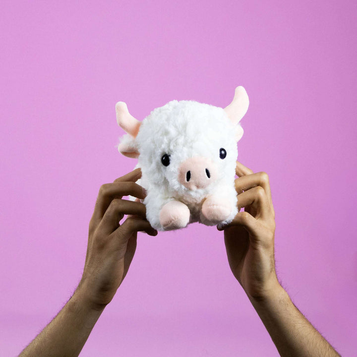 Vacas de peluche al mayoreo, colores café y blanco. Perfectas para regalar, decorar o vender.