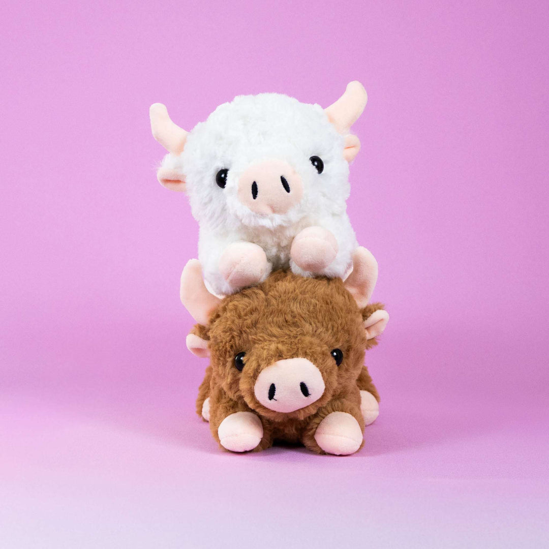 Vacas de peluche al mayoreo, colores café y blanco. Perfectas para regalar, decorar o vender.