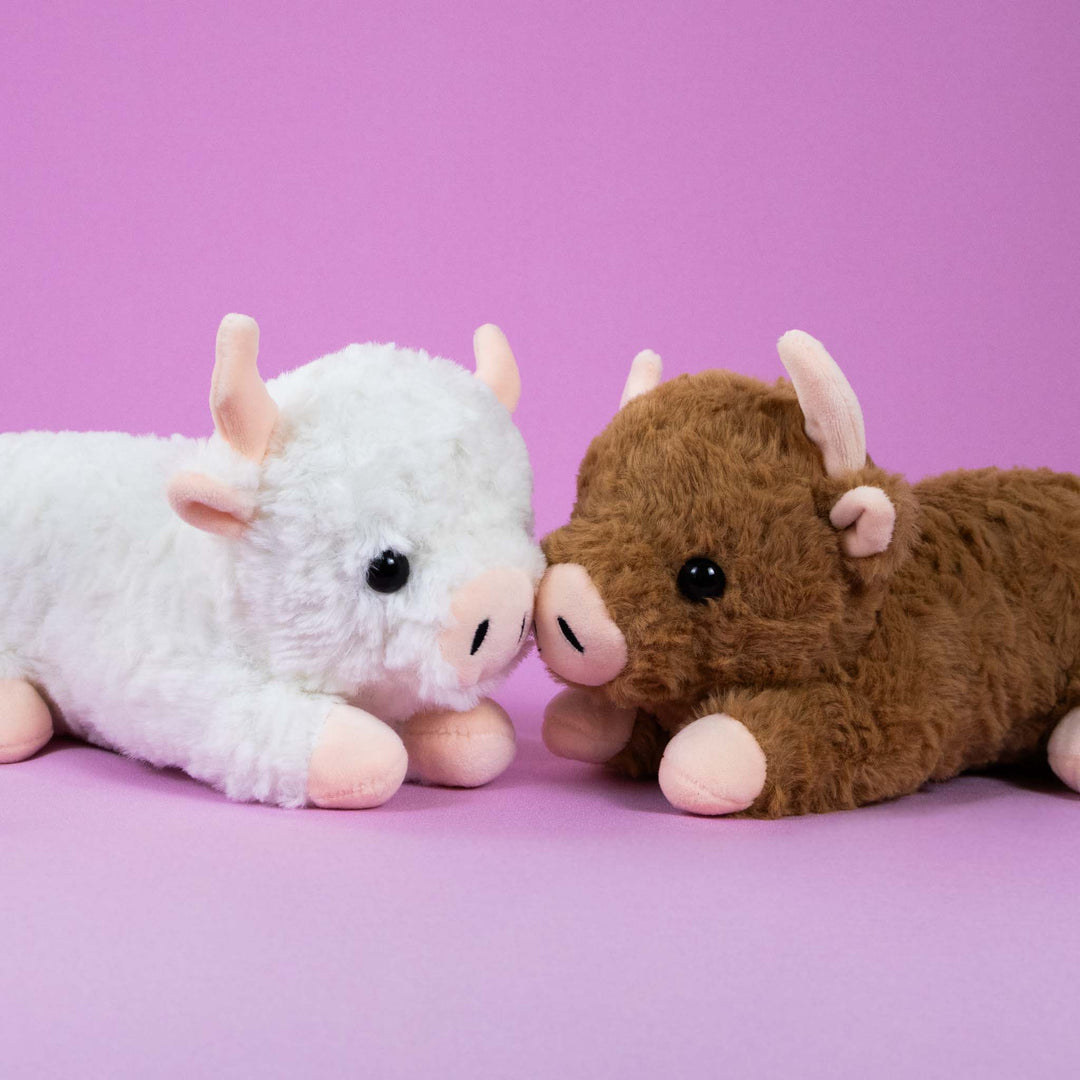 Vacas de peluche al mayoreo, colores café y blanco. Perfectas para regalar, decorar o vender.