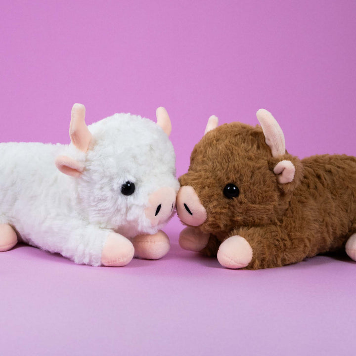 Vacas de peluche al mayoreo, colores café y blanco. Perfectas para regalar, decorar o vender.
