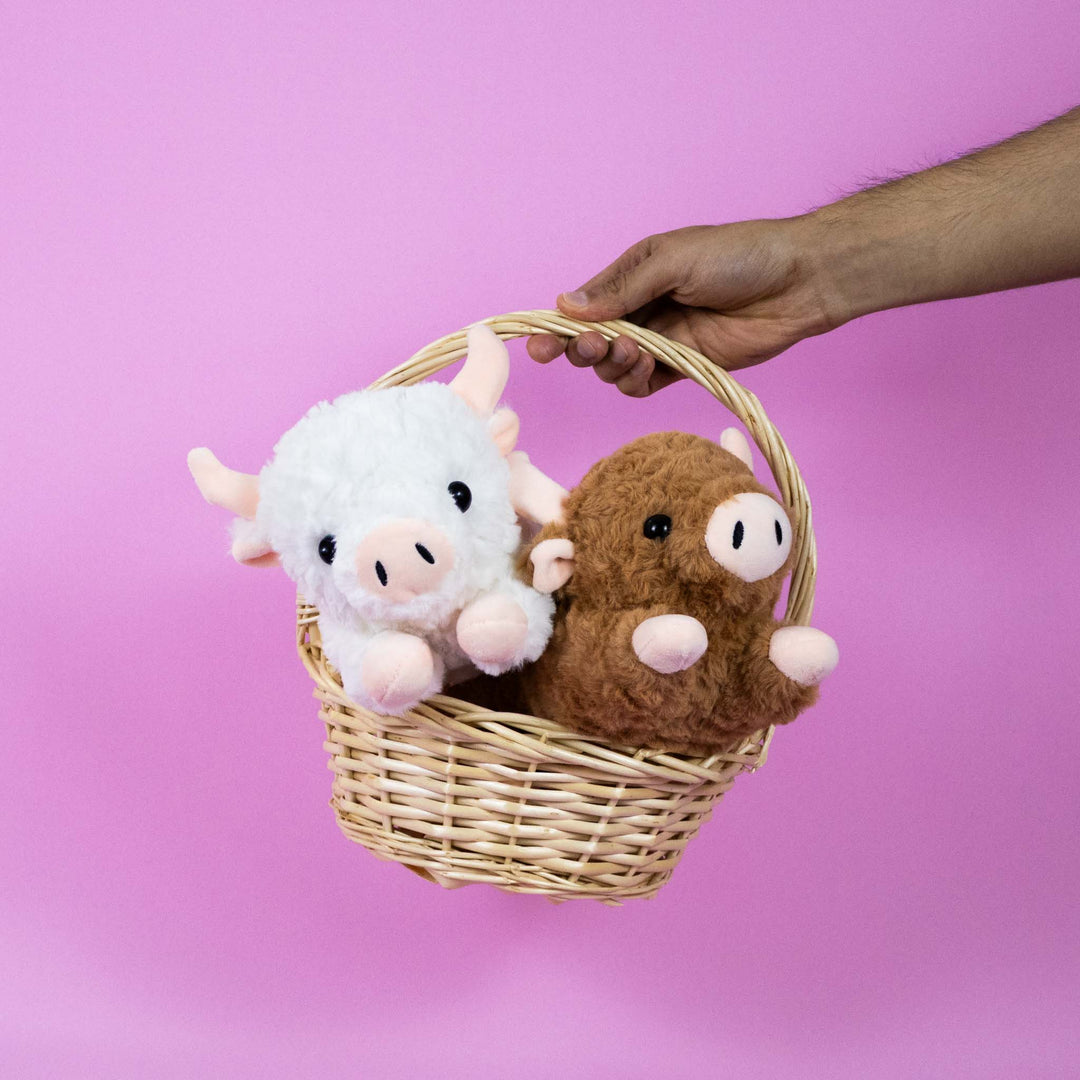 Vacas de peluche al mayoreo, colores café y blanco. Perfectas para regalar, decorar o vender.