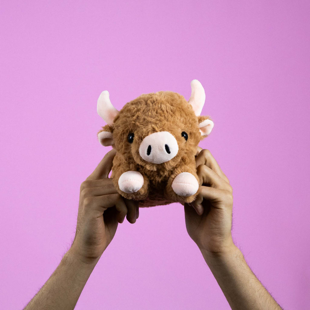 Vacas de peluche al mayoreo, colores café y blanco. Perfectas para regalar, decorar o vender.