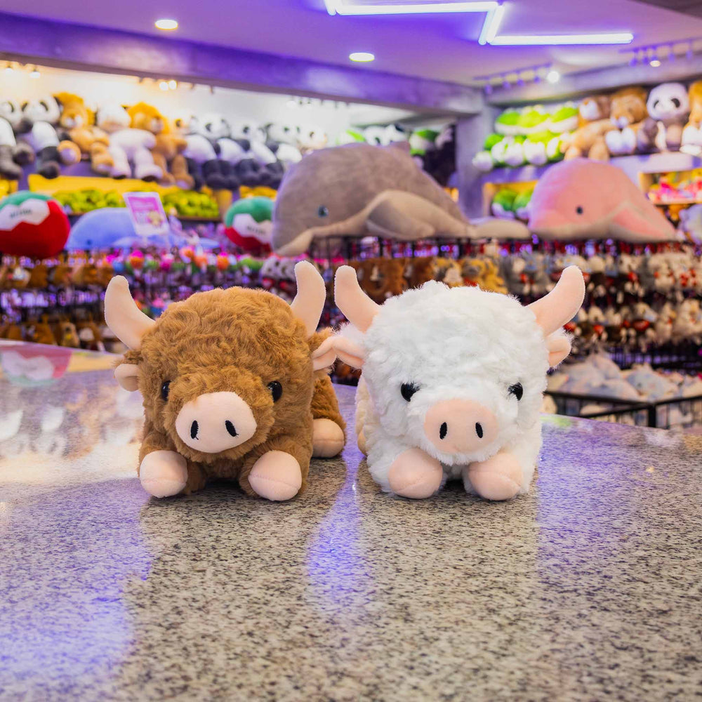 Vacas de peluche al mayoreo, colores café y blanco. Perfectas para regalar, decorar o vender.
