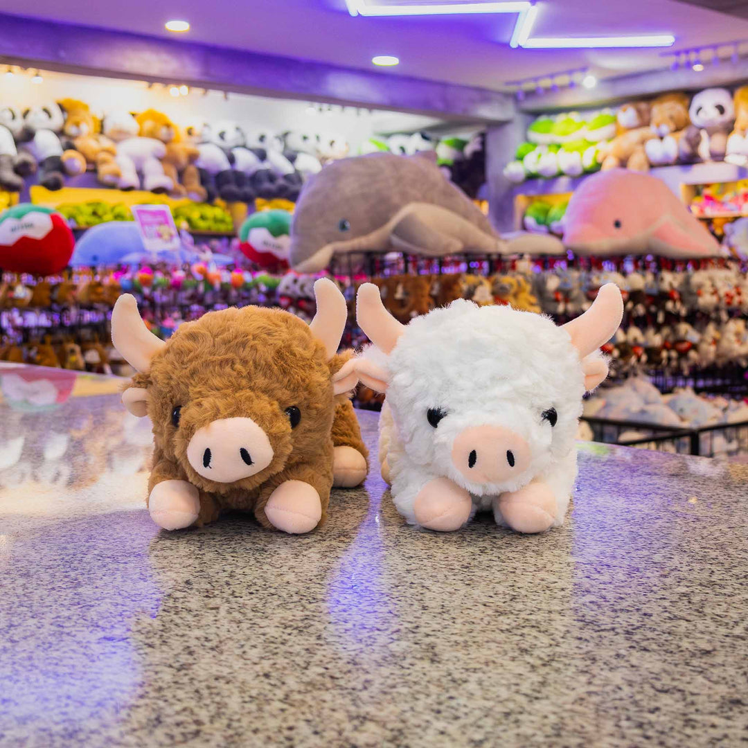 Vacas de peluche al mayoreo, colores café y blanco. Perfectas para regalar, decorar o vender.