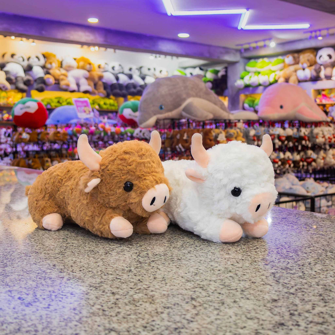 Vacas de peluche al mayoreo, colores café y blanco. Perfectas para regalar, decorar o vender.