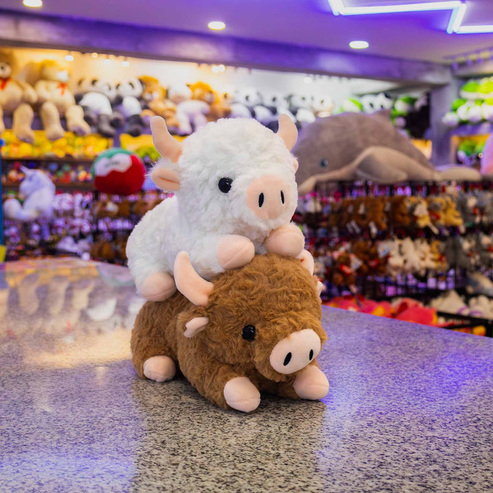 Vacas de peluche al mayoreo, colores café y blanco. Perfectas para regalar, decorar o vender.