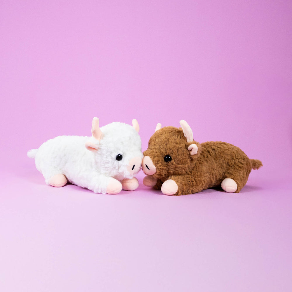 Vacas de peluche al mayoreo, colores café y blanco. Perfectas para regalar, decorar o vender.