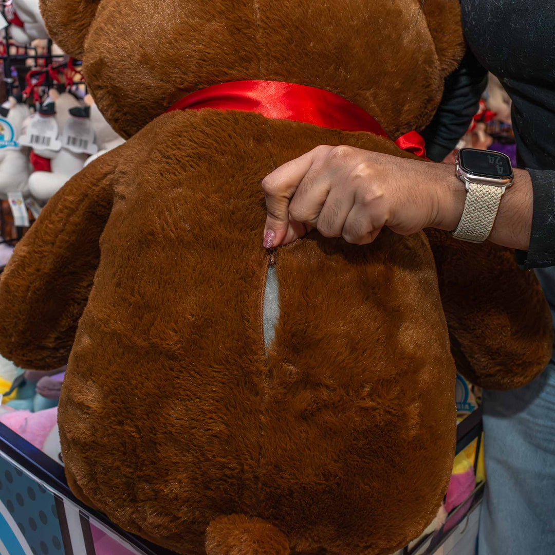 Oso de peluche meli super suave de color cafe oscuro, ideal para regalos en cualrquier ocasión, en san valentin, regalar amor o decorar un espacio con un osito adorable.