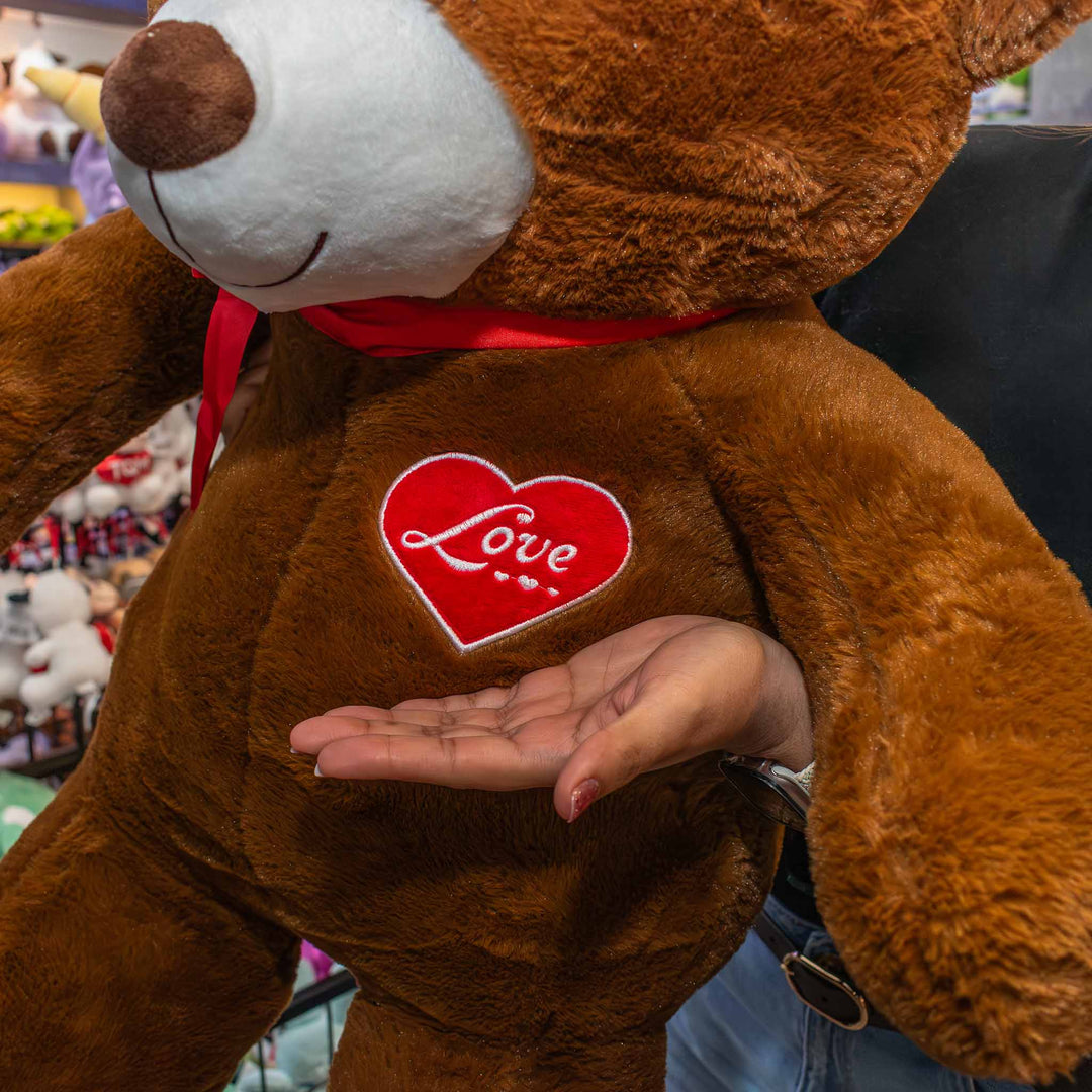 Oso de peluche meli super suave de color cafe oscuro, ideal para regalos en cualrquier ocasión, en san valentin, regalar amor o decorar un espacio con un osito adorable.