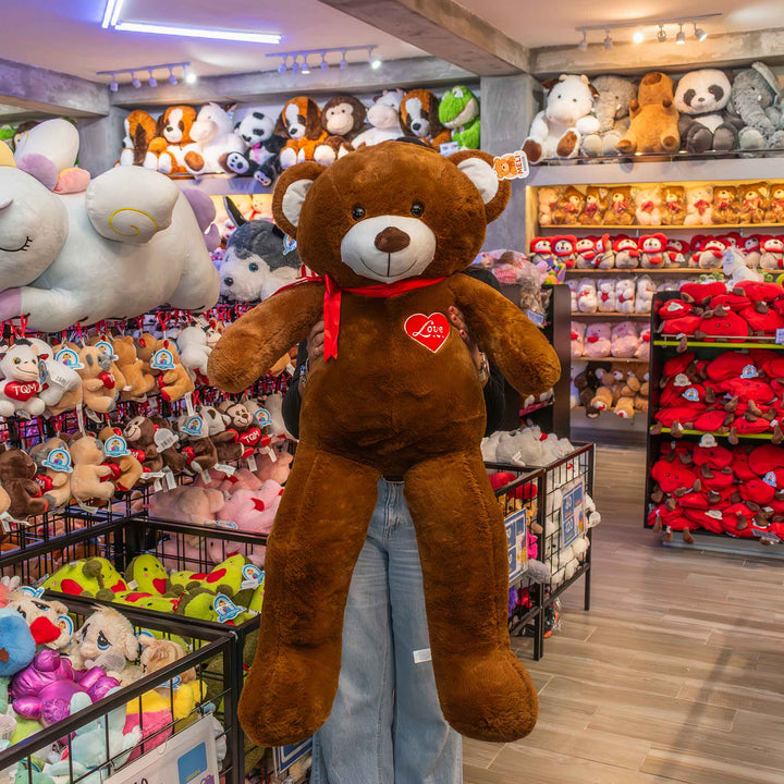 Oso de peluche meli super suave de color cafe oscuro, ideal para regalos en cualrquier ocasión, en san valentin, regalar amor o decorar un espacio con un osito adorable.