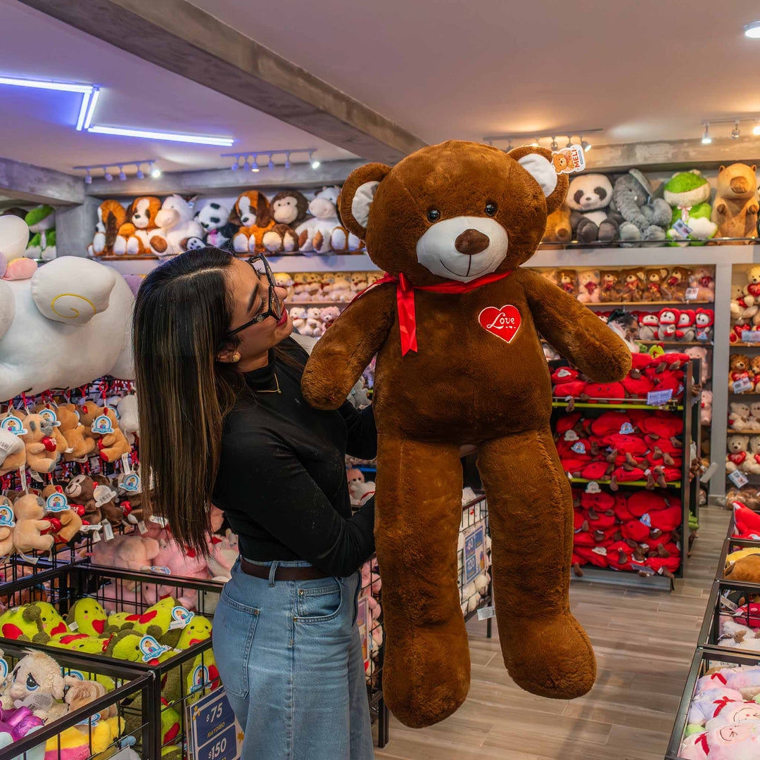 Oso de peluche meli super suave de color cafe oscuro, ideal para regalos en cualrquier ocasión, en san valentin, regalar amor o decorar un espacio con un osito adorable.