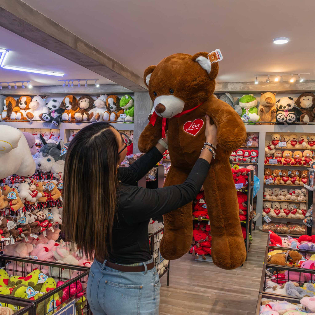 Oso de peluche meli super suave de color cafe oscuro, ideal para regalos en cualrquier ocasión, en san valentin, regalar amor o decorar un espacio con un osito adorable.