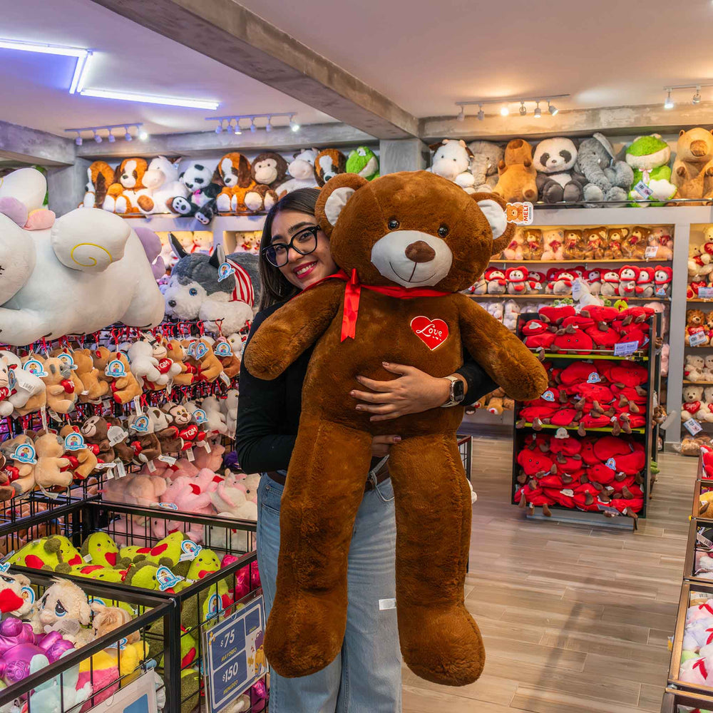 Oso de peluche meli super suave de color cafe oscuro, ideal para regalos en cualrquier ocasión, en san valentin, regalar amor o decorar un espacio con un osito adorable.