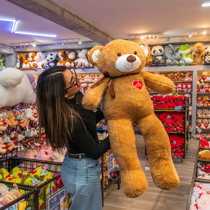 Oso de peluche meli super suave de color cafe, ideal para regalos en cualrquier ocasión, en san valentin, regalar amor o decorar un espacio con un osito adorable.