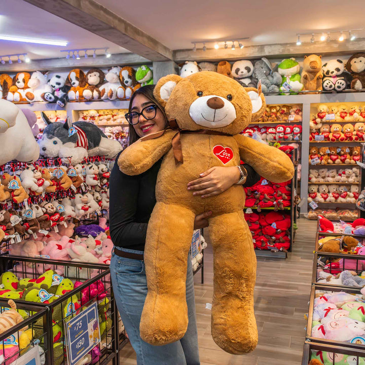 Oso de peluche meli super suave de color cafe, ideal para regalos en cualrquier ocasión, en san valentin, regalar amor o decorar un espacio con un osito adorable.