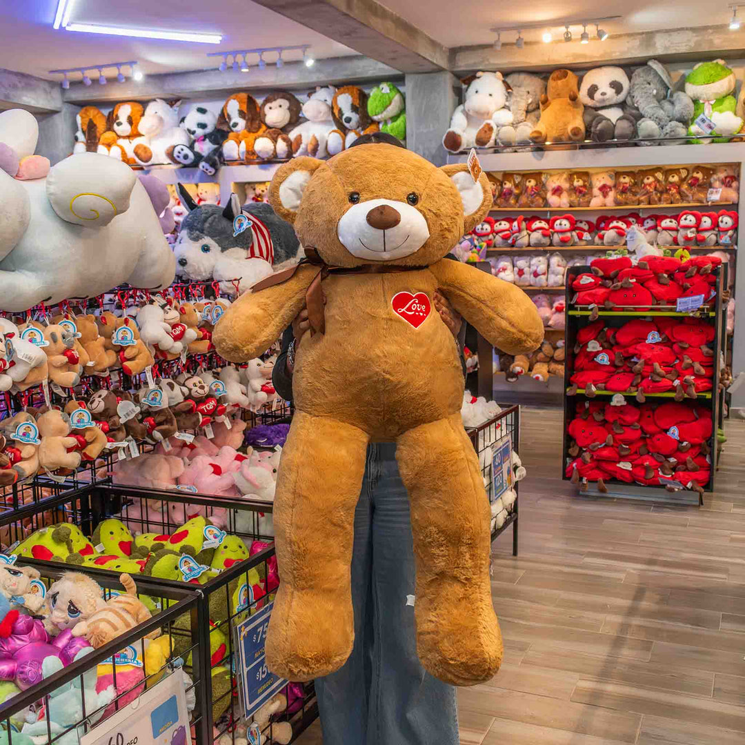 Oso de peluche meli super suave de color cafe, ideal para regalos en cualrquier ocasión, en san valentin, regalar amor o decorar un espacio con un osito adorable.
