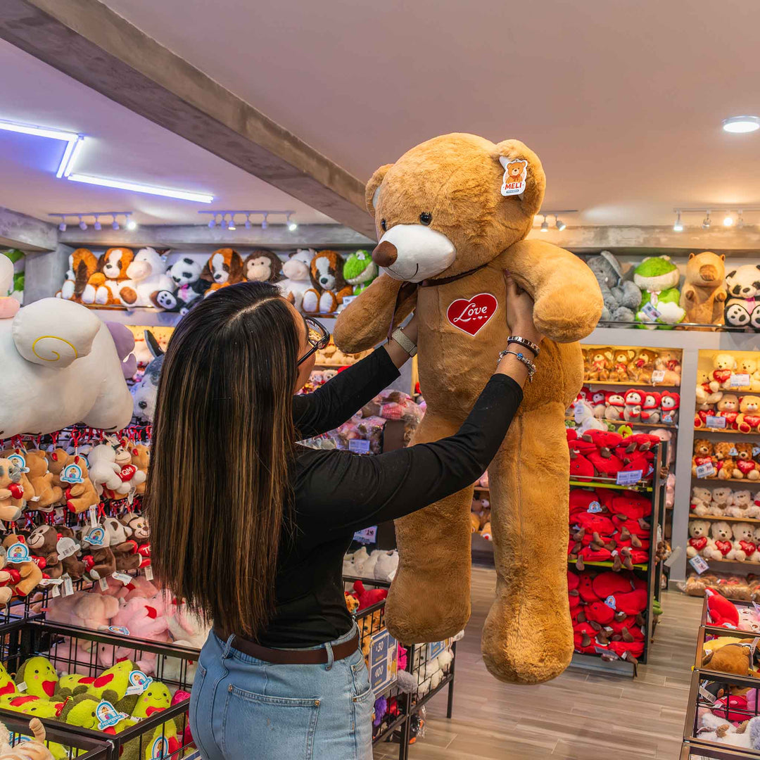 Oso de peluche meli super suave de color cafe, ideal para regalos en cualrquier ocasión, en san valentin, regalar amor o decorar un espacio con un osito adorable.