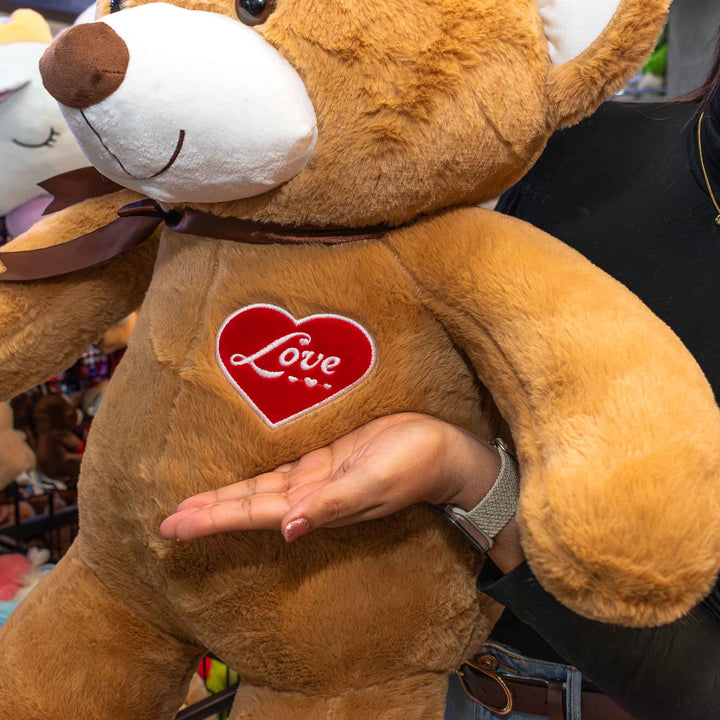 Oso de peluche meli super suave de color cafe, ideal para regalos en cualrquier ocasión, en san valentin, regalar amor o decorar un espacio con un osito adorable.