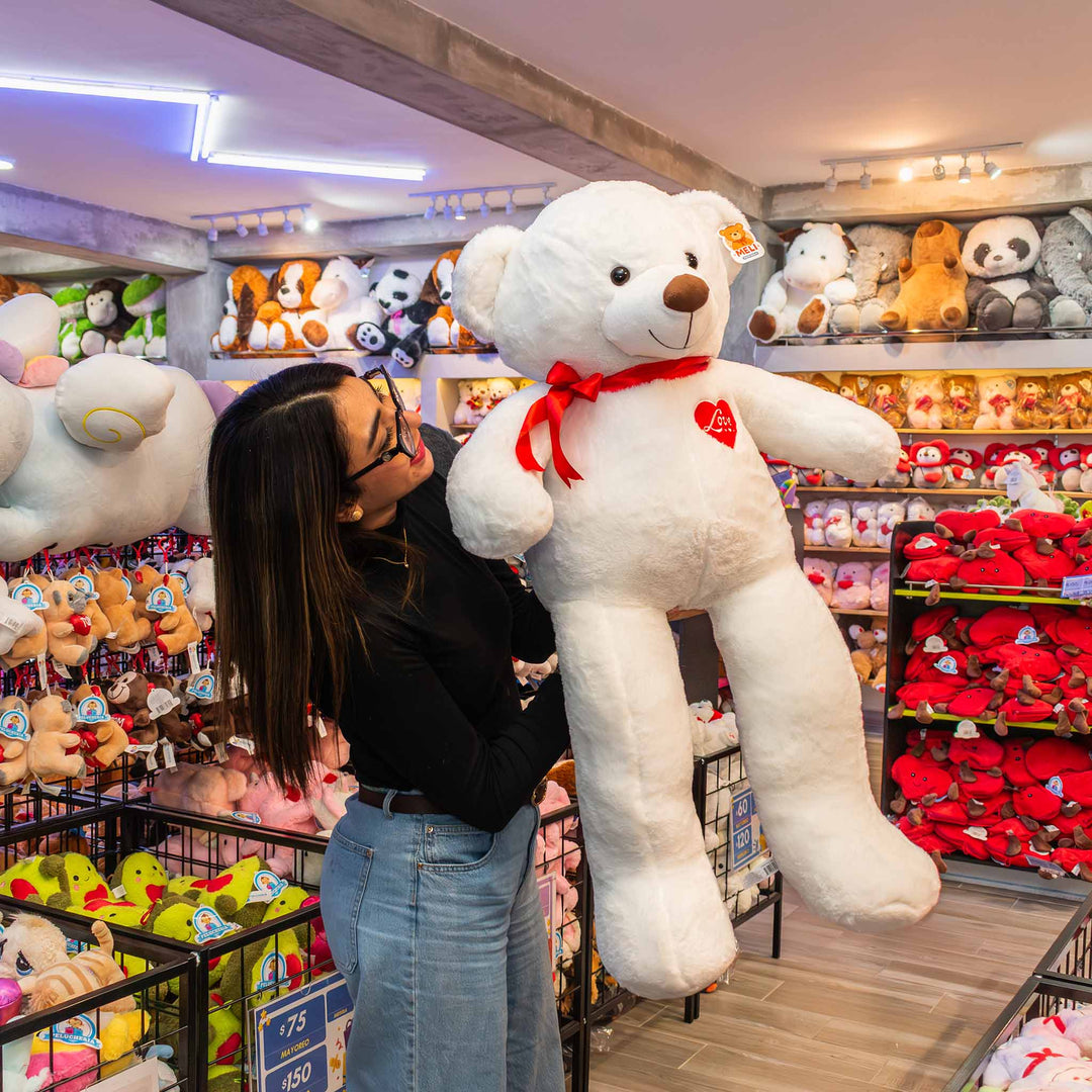 Oso de peluche meli super suave de color blanco, ideal para regalos en cualrquier ocasión, en san valentin, regalar amor o decorar un espacio con un osito adorable.