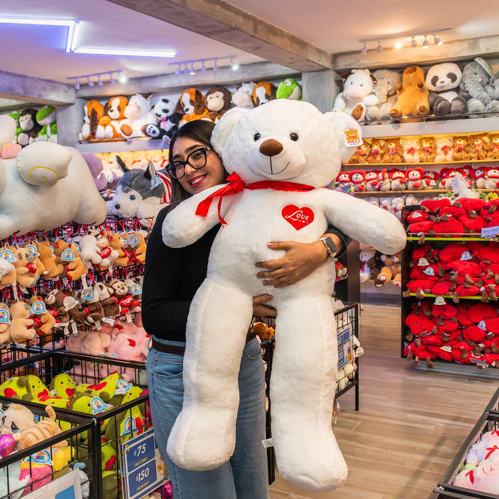 Oso de peluche meli super suave de color blanco, ideal para regalos en cualrquier ocasión, en san valentin, regalar amor o decorar un espacio con un osito adorable.