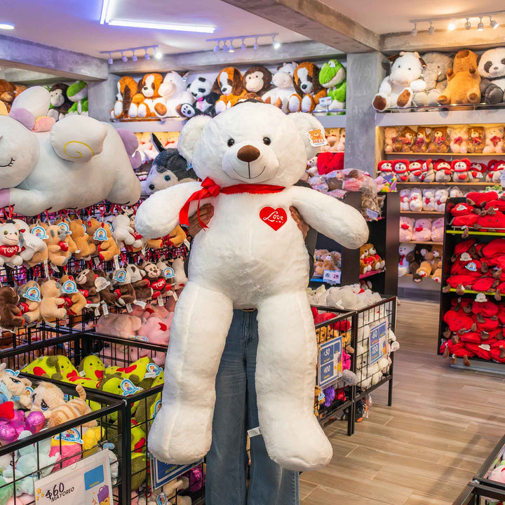 Oso de peluche meli super suave de color blanco, ideal para regalos en cualrquier ocasión, en san valentin, regalar amor o decorar un espacio con un osito adorable.