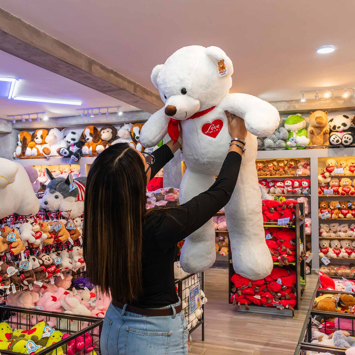 Oso de peluche meli super suave de color blanco, ideal para regalos en cualrquier ocasión, en san valentin, regalar amor o decorar un espacio con un osito adorable.