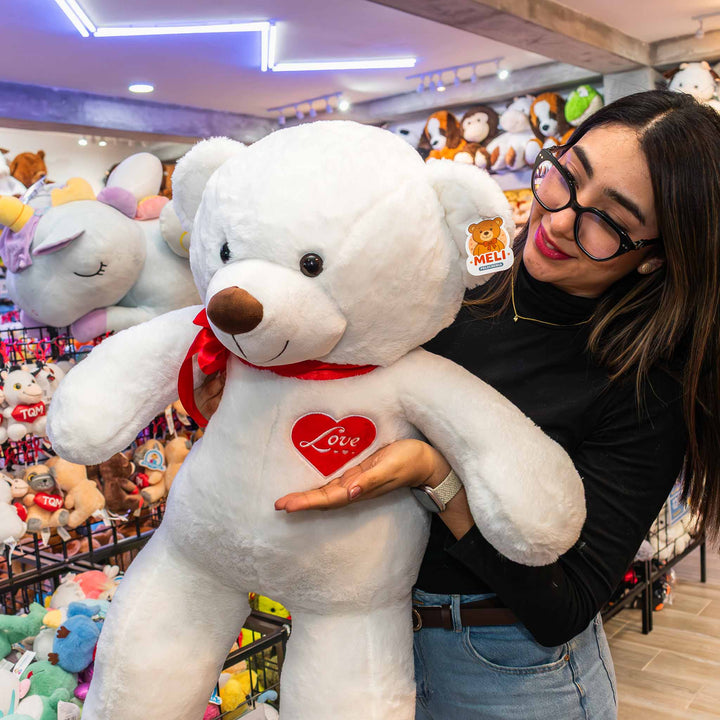 Oso de peluche meli super suave de color blanco, ideal para regalos en cualrquier ocasión, en san valentin, regalar amor o decorar un espacio con un osito adorable.
