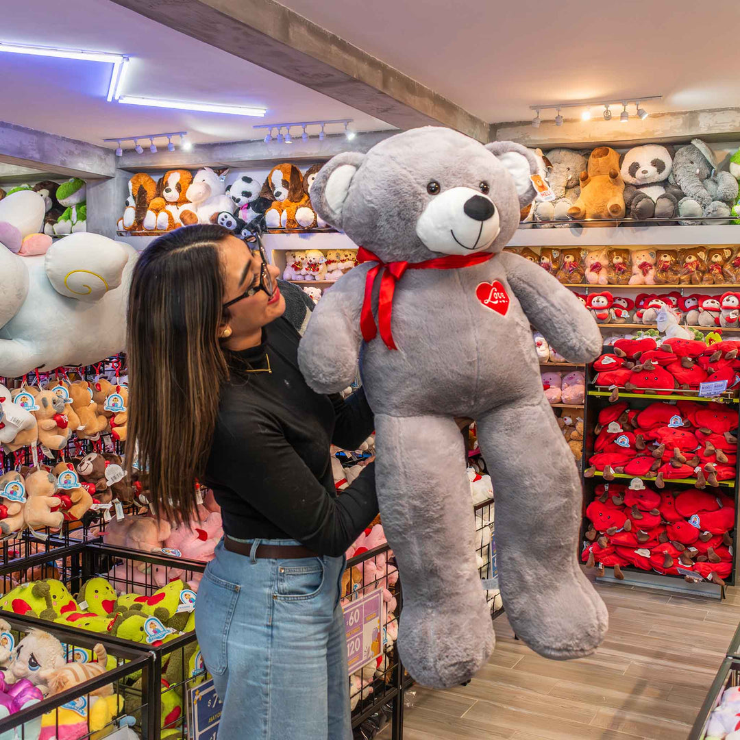 Oso de peluche meli super suave de color gris, ideal para regalos en cualrquier ocasión, en san valentin, regalar amor o decorar un espacio con un osito adorable.
