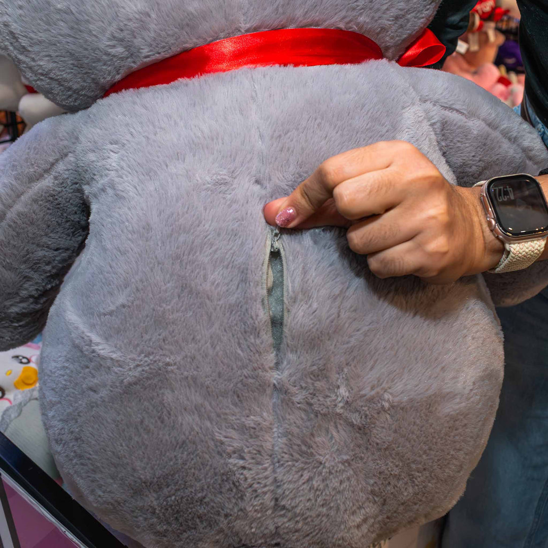 Oso de peluche meli super suave de color gris, ideal para regalos en cualrquier ocasión, en san valentin, regalar amor o decorar un espacio con un osito adorable.
