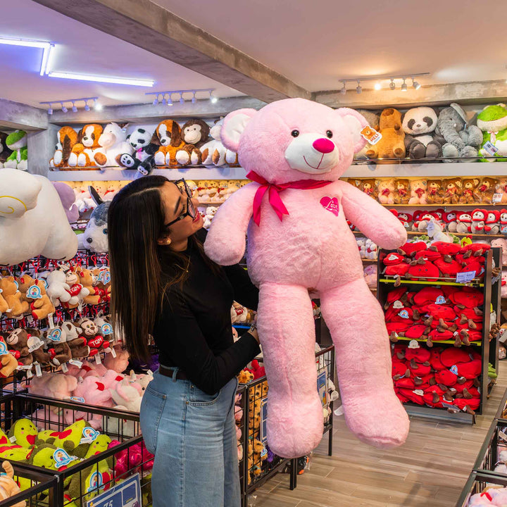 Oso de peluche meli super suave de color rosa, ideal para regalos en cualrquier ocasión, en san valentin, regalar amor o decorar un espacio con un osito adorable.