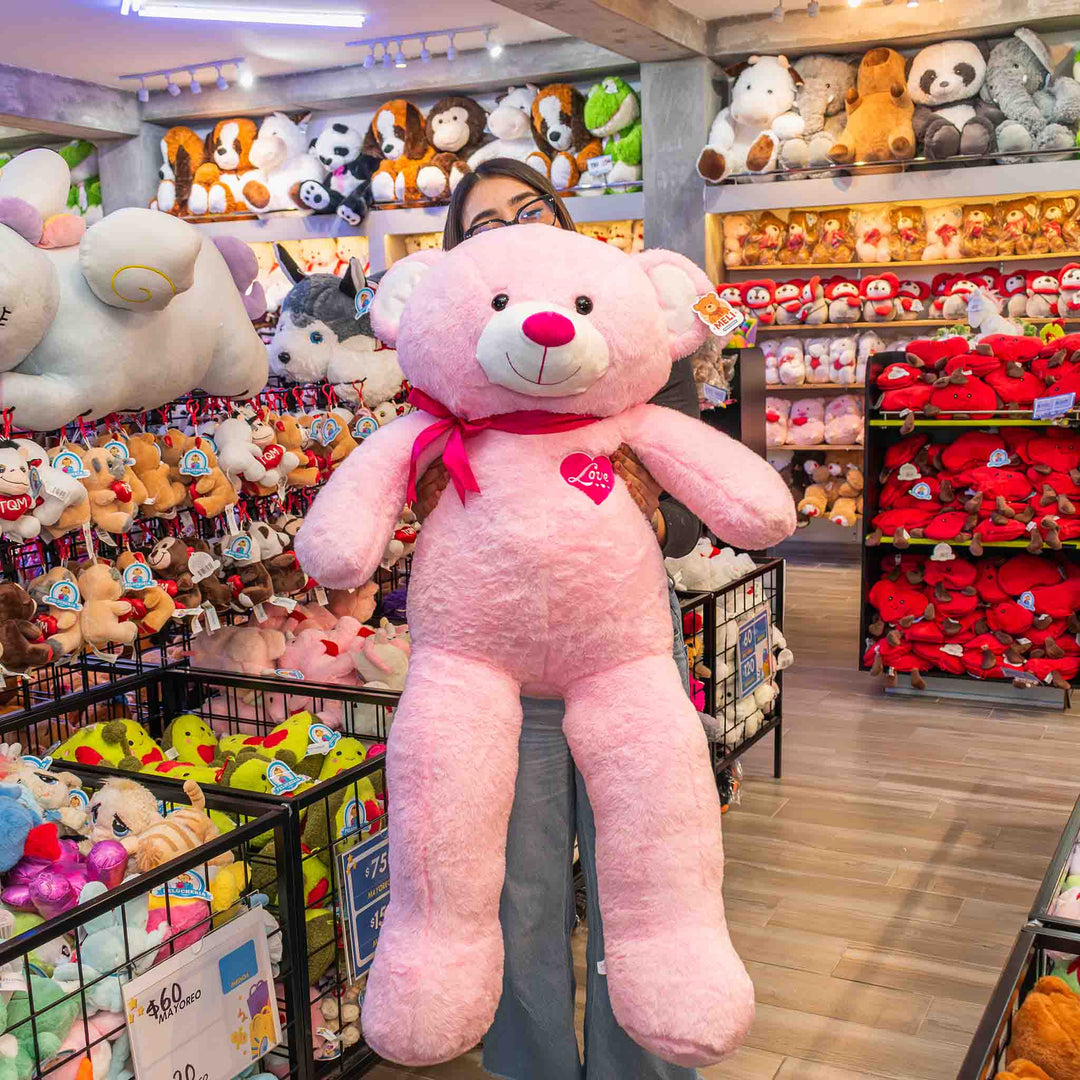 Oso de peluche meli super suave de color rosa, ideal para regalos en cualrquier ocasión, en san valentin, regalar amor o decorar un espacio con un osito adorable.