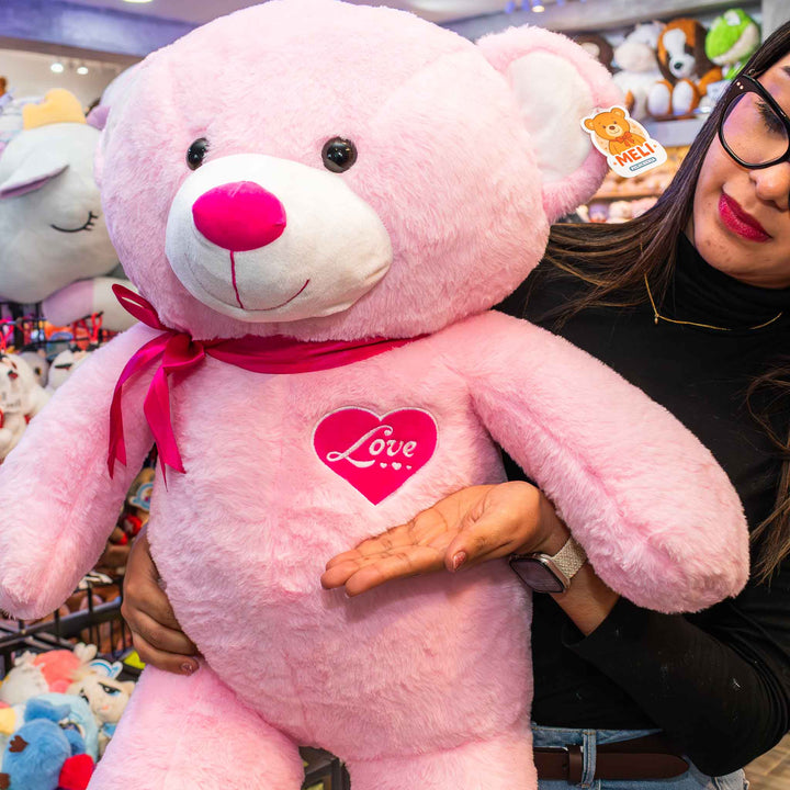 Oso de peluche meli super suave de color rosa, ideal para regalos en cualrquier ocasión, en san valentin, regalar amor o decorar un espacio con un osito adorable.