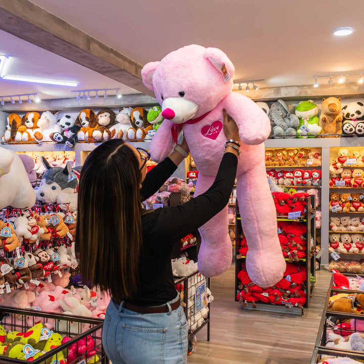 Oso de peluche meli super suave de color rosa, ideal para regalos en cualrquier ocasión, en san valentin, regalar amor o decorar un espacio con un osito adorable.