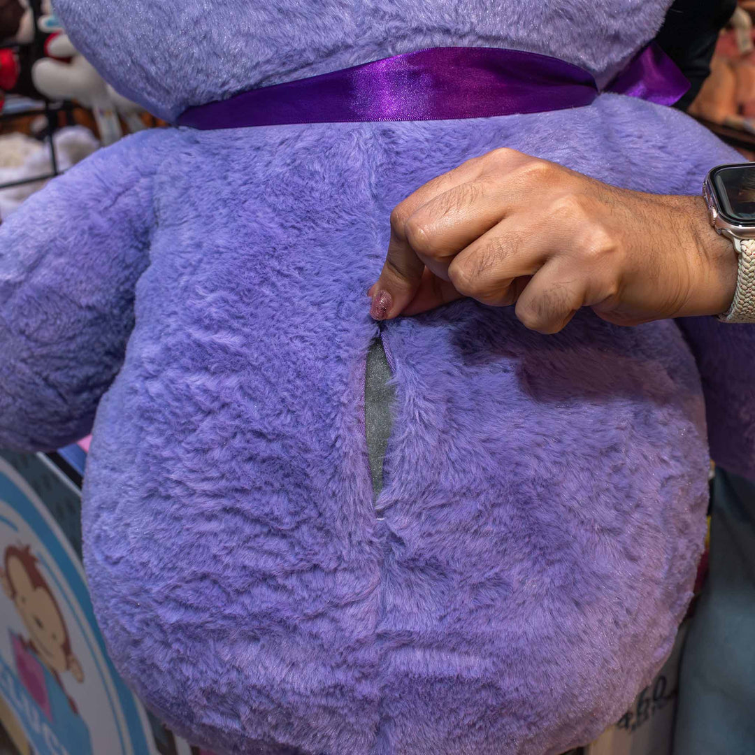 Oso de peluche meli super suave de color morado, ideal para regalos en cualrquier ocasión, en san valentin, regalar amor o decorar un espacio con un osito adorable.